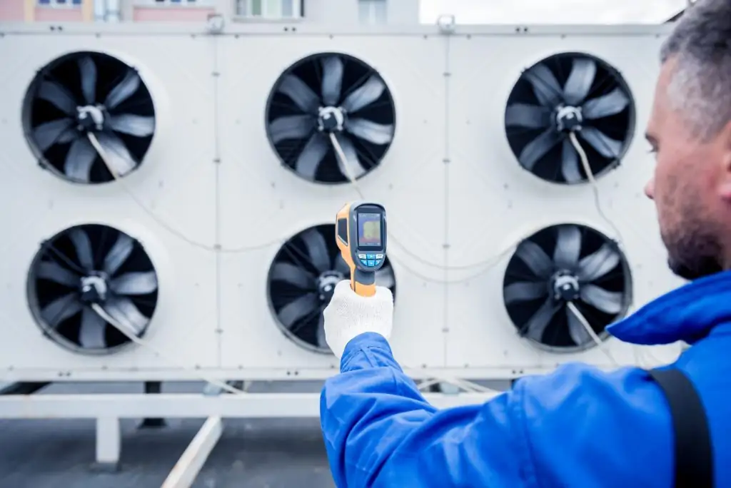 Technicus onderzoekt ventilatoren met een warmtebeeldcamera